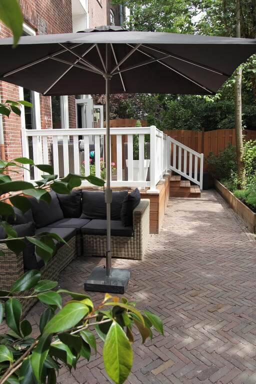 Outside the Apple Inn