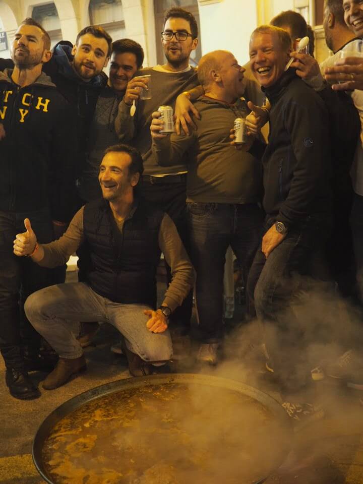 Las Fallas paella men
