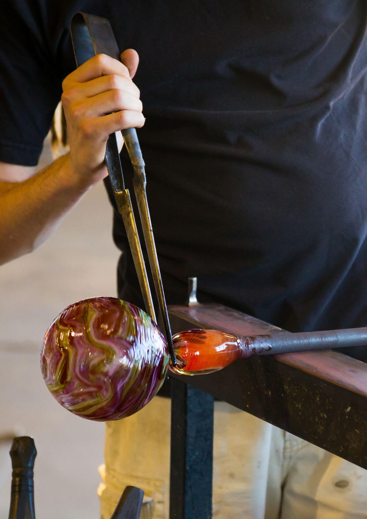 Make a glassware souvenir in Amsterdam