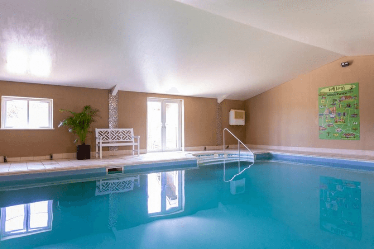 Hotels near Glastonbury festival with a pool